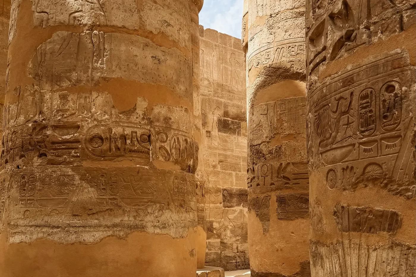 Les colonnes gravées d'une salle hypostyle, à Louxor