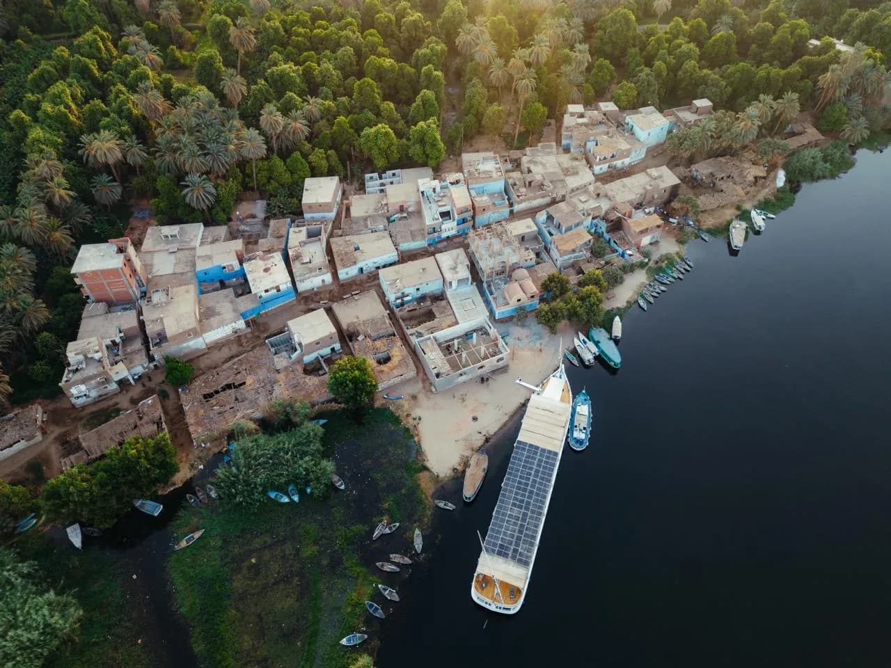 Le Mandala amarré au pied d'un village, entre les barques