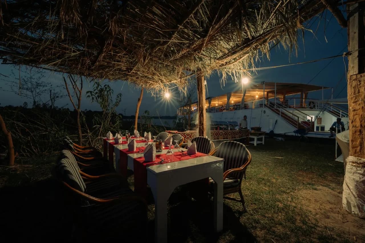 Dîner dressé sur la rive, à côté du Mandala éclairé