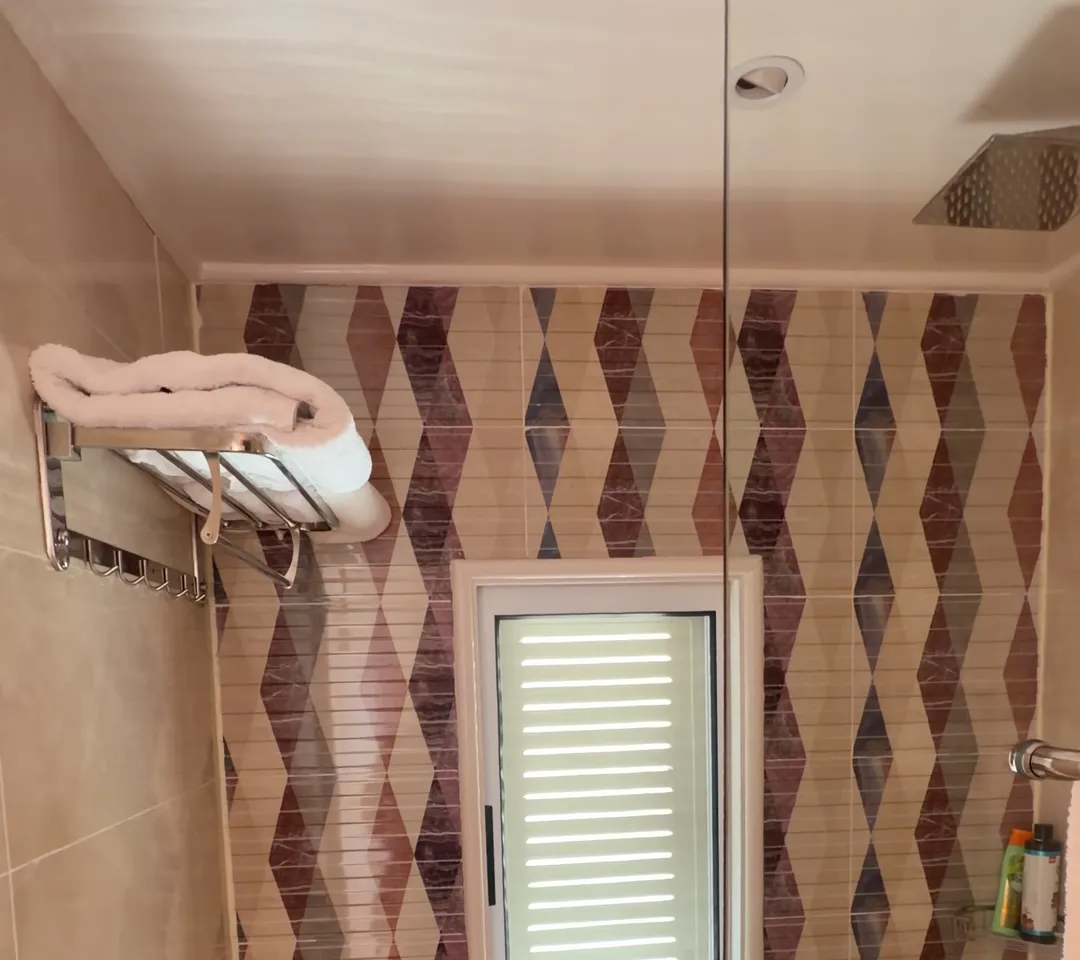 La douche d'une salle de bain du Mandala