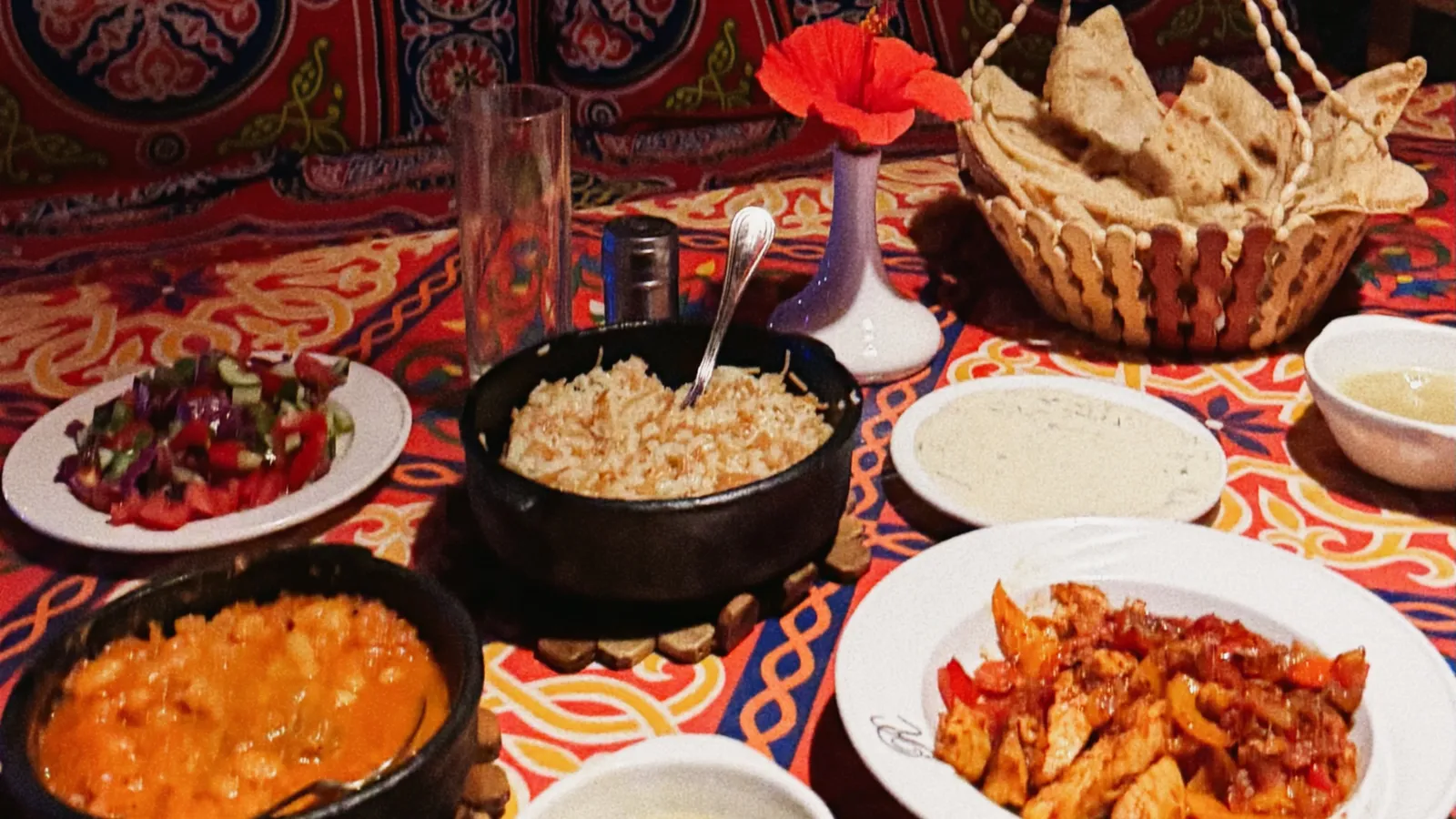 Un dîner égyptien sur une nappe khayamiya : riz aux vermicelles, ragoût, salade et pain baladi