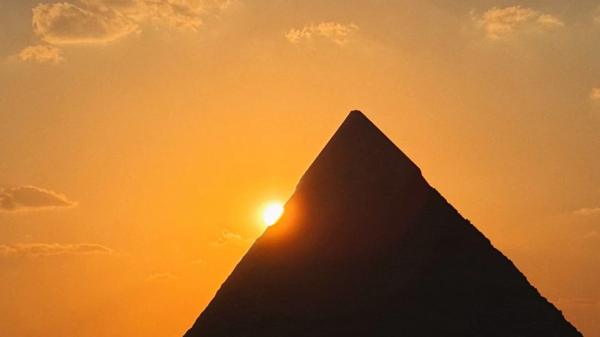 Le soleil couchant au sommet d'une pyramide de Gizeh