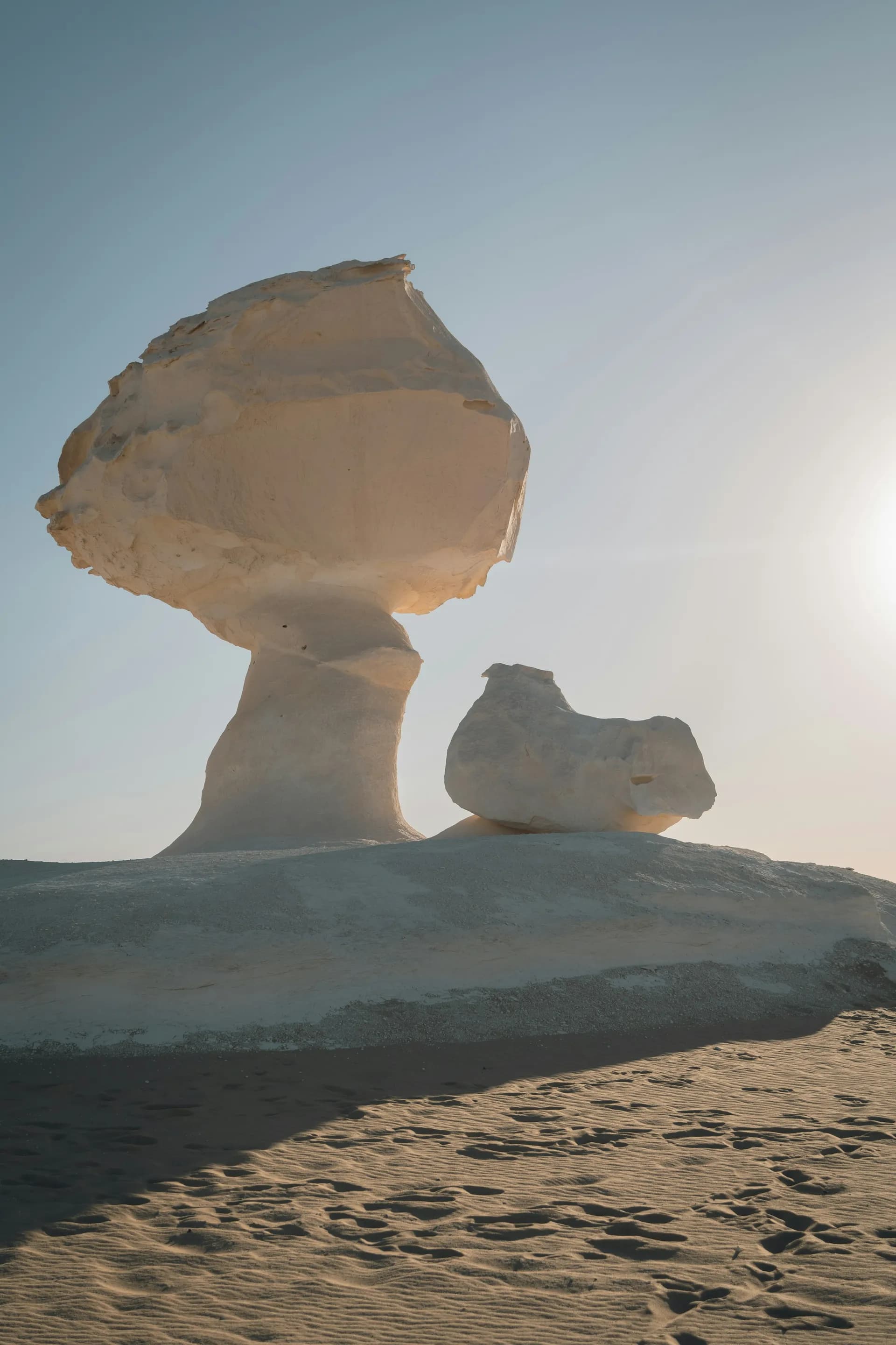 Formation de craie en forme de champignon dans le désert blanc