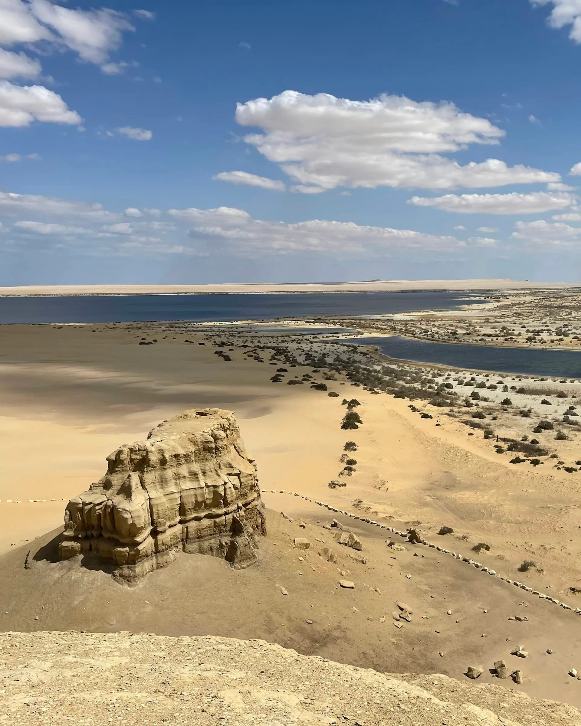 Lac et formations de grès dans le désert du Fayoum