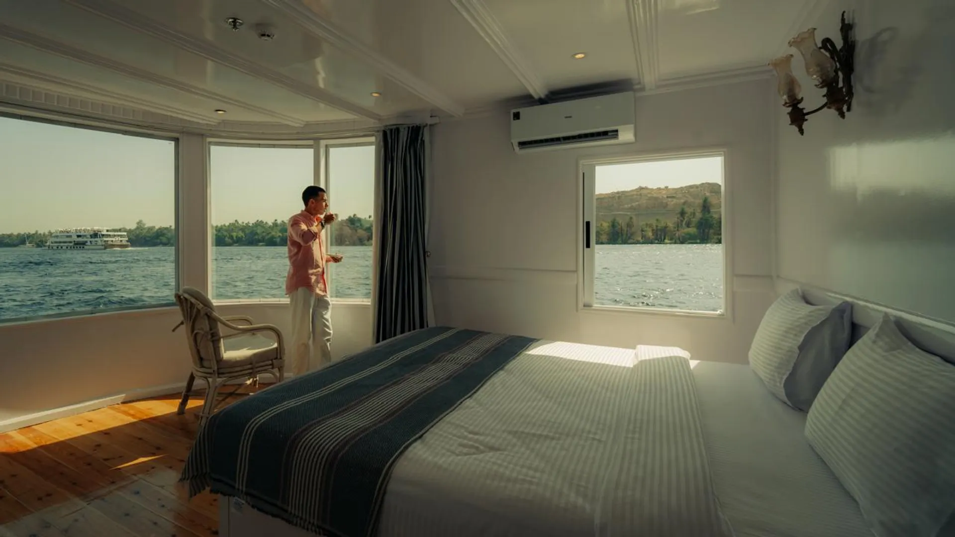 Cabine luxueuse de la dahabeya Merit avec vue sur le Nil