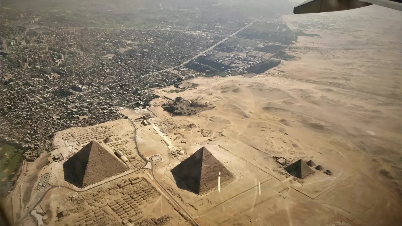Vue aérienne des pyramides de Gizeh depuis le hublot d'un avion à l'arrivée au Caire