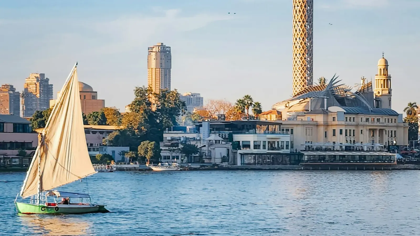Le Caire au bord du Nil au coucher du soleil, une felouque et la tour du Caire