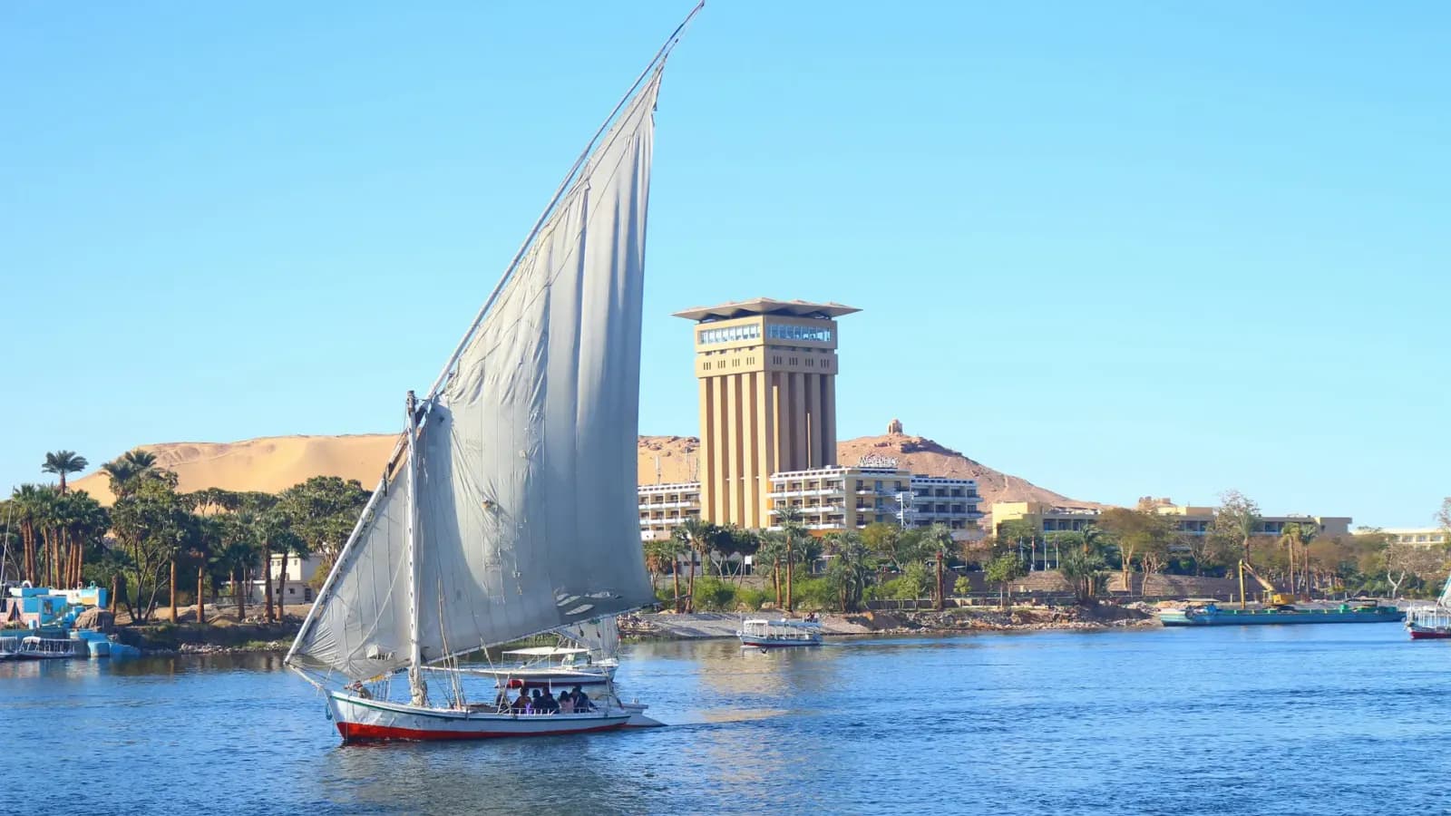 Felouque à voile sur le Nil à Assouan au soleil couchant