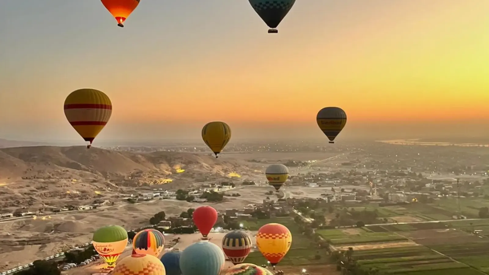 Montgolfières au lever du soleil au-dessus de la vallée de Louxor et du Nil