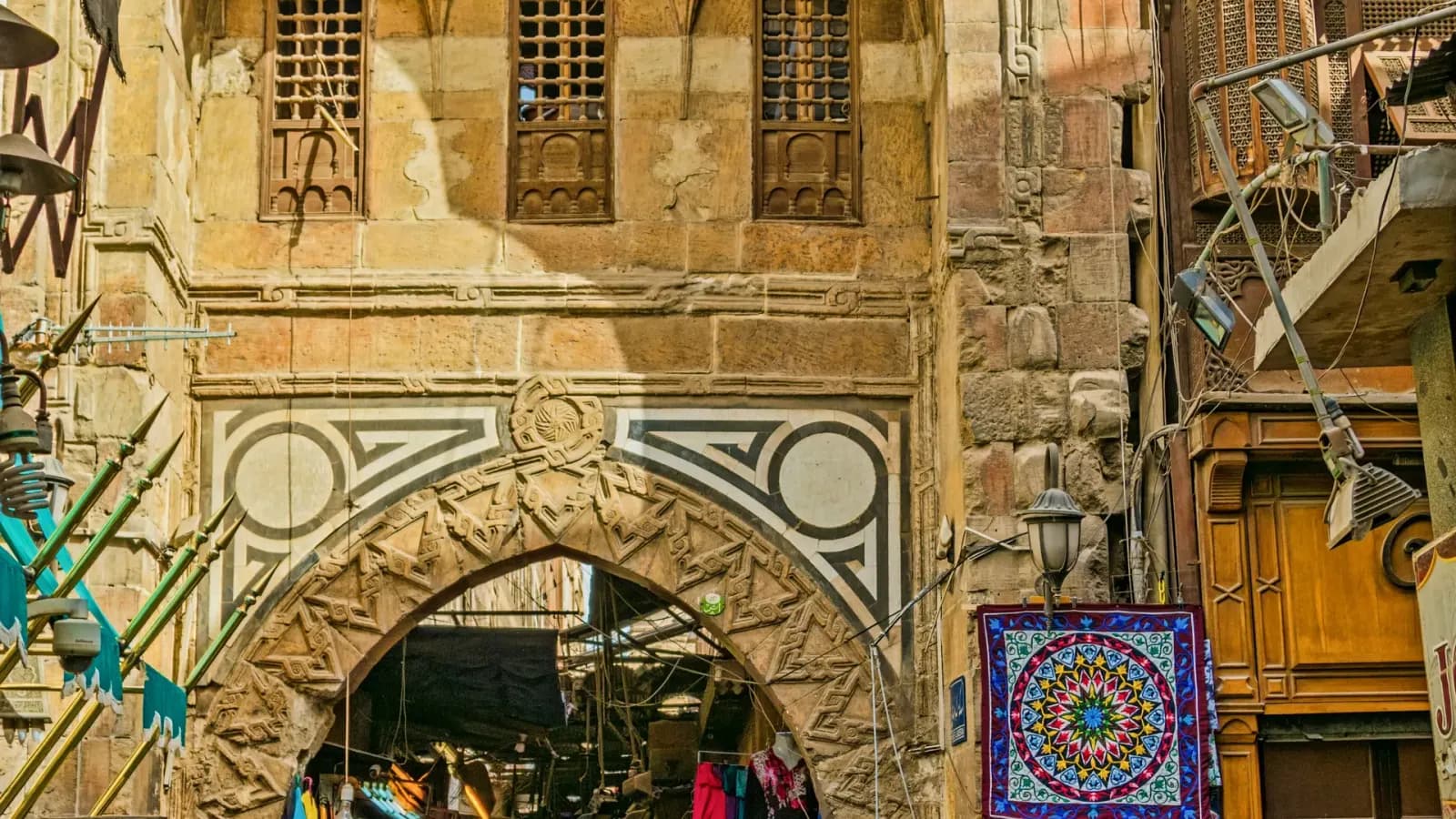 Porte monumentale du souk de Khan el-Khalili dans le vieux Caire