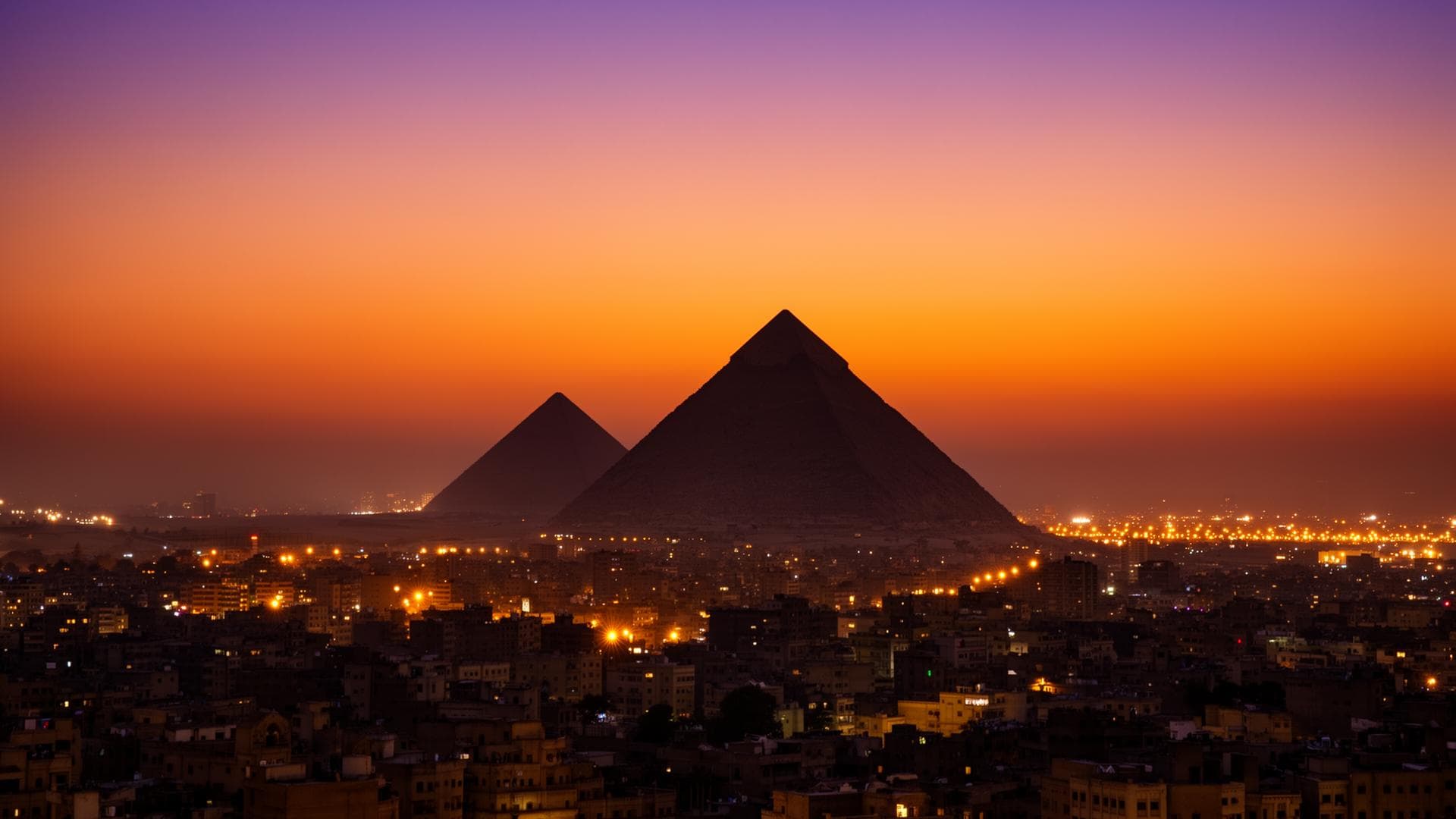 Le Caire et les pyramides au crépuscule