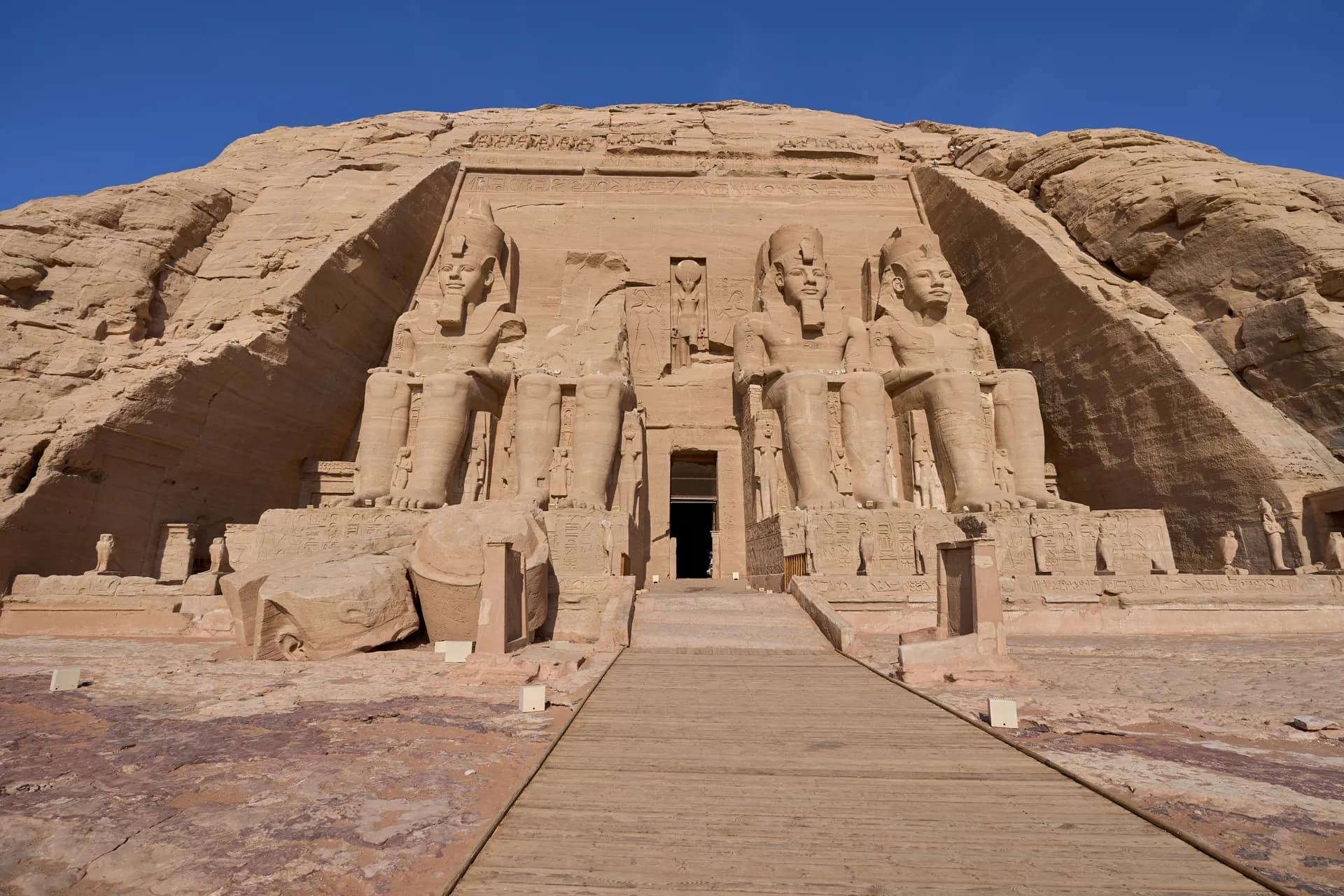 Façade du grand temple d'Abou Simbel et ses colosses de Ramsès II