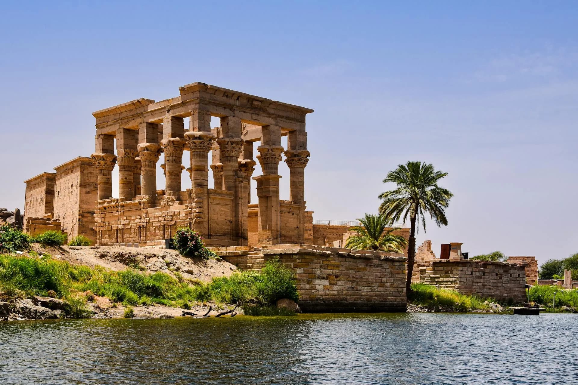 Le kiosque de Trajan, sur l'île de Philaé, vu depuis le Nil