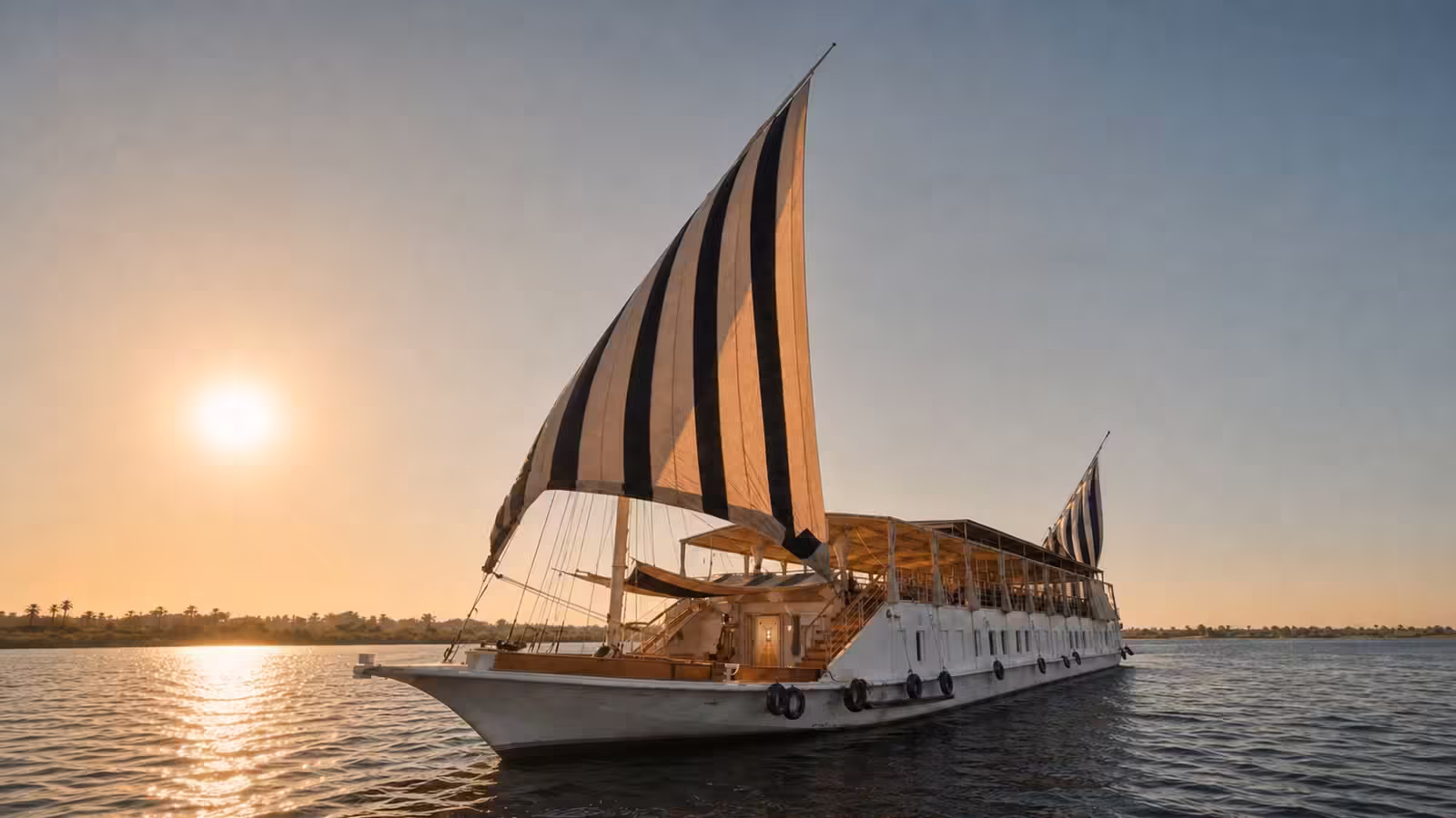 Dahabeya sous voiles au couchant sur le Nil, pont éclairé